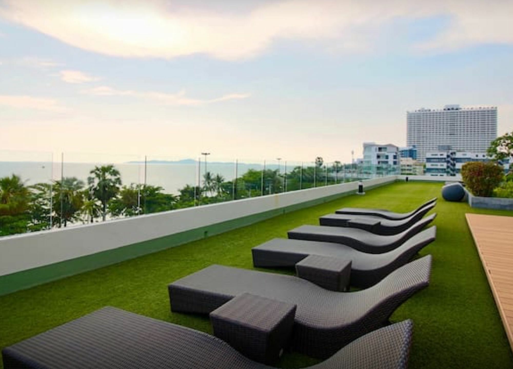 Cetus Beachfront Pattaya Condo Exterior foto